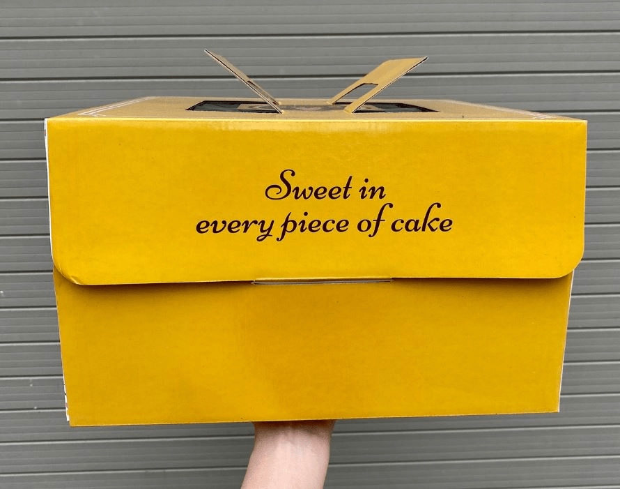 In hộp bánh kem tông màu chủ đạo màu vàng